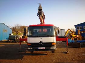 Dźwig dekarski Becker 32/1000 na samochodzie specjalnym Mercedes Atego